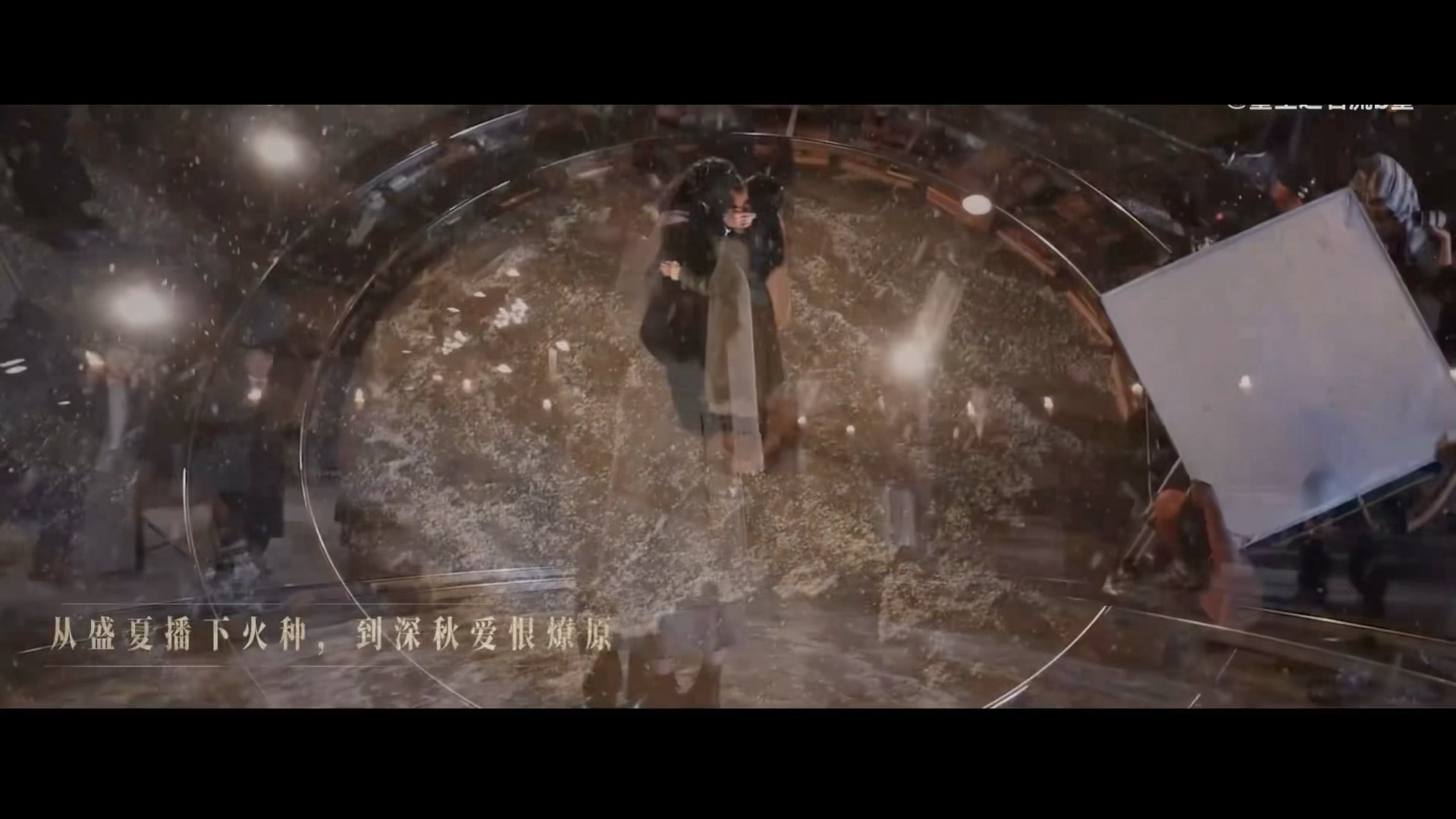 这一秒过火这个画面和情深深雨蒙蒙的车站拥吻有异曲同工之妙啊[泪奔][泪奔]周围一