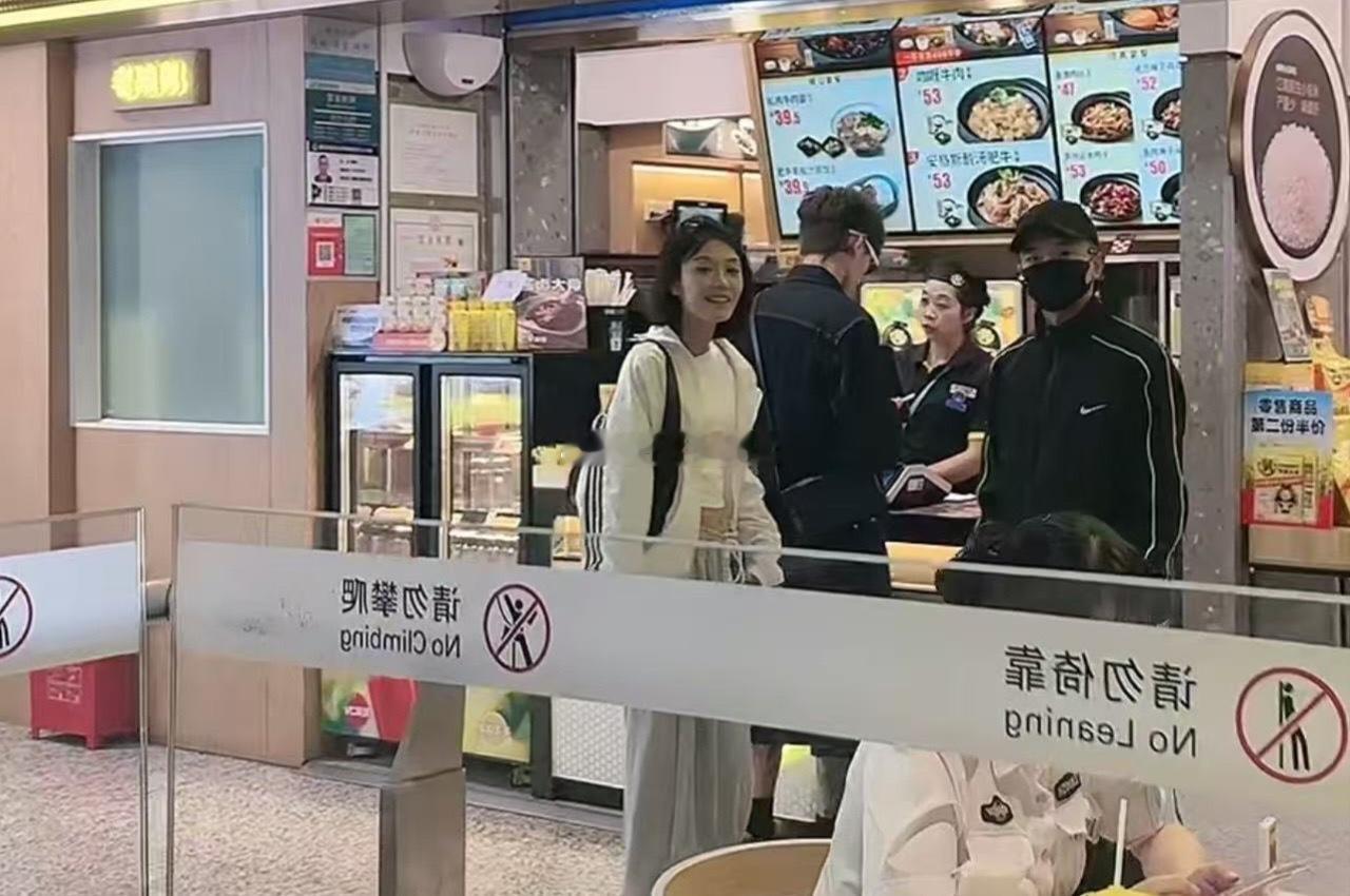 玥姐这么时尚呢，716穿搭界的潮流标杆，出门必定掀起风波，而你，却总爱当个扫兴鬼