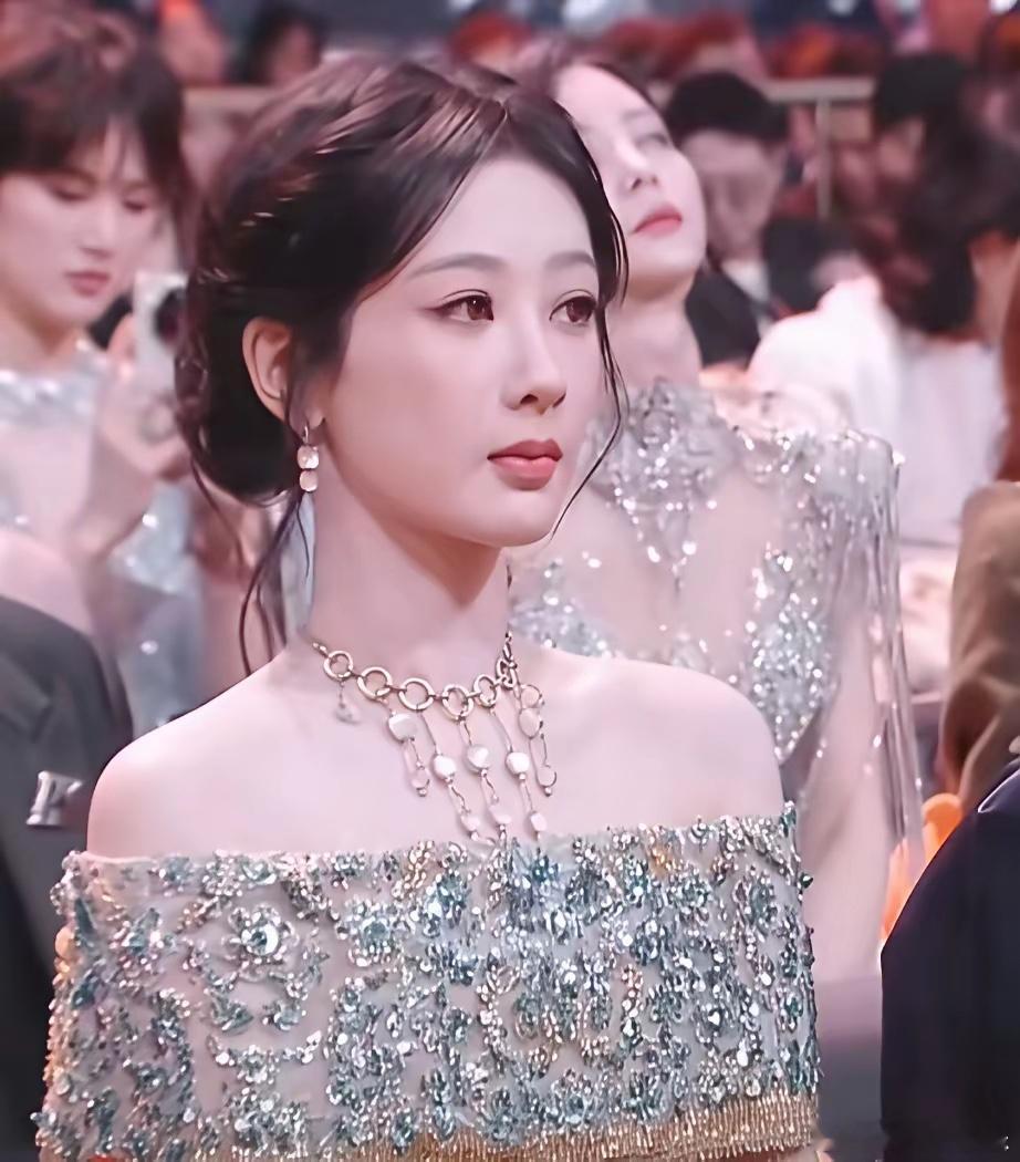 一开始我以为是衣服的问题，后来我以为是灯光的问题，但在后面我是真的不得不承认，杨