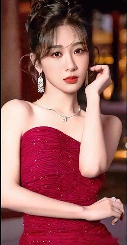 贾玲与杨紫之间的合作再次证明了他们之间深厚的友情和默契。在《热辣滚烫》这部作品中