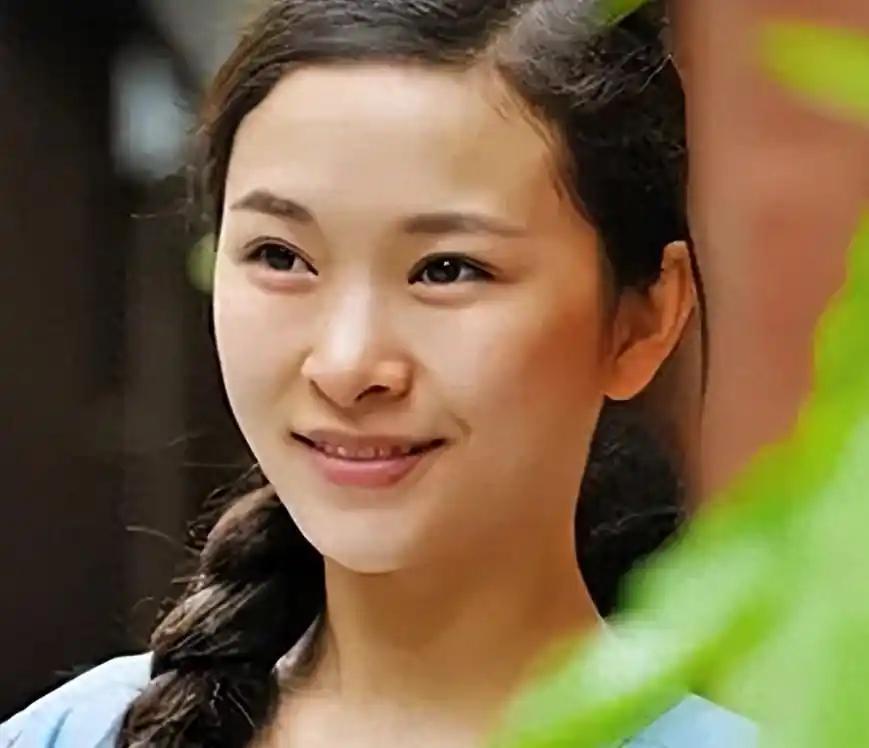 2008年，廖智在地震中失去了双腿，早已出轨的丈夫趁机带着女儿离开了她。然而，身
