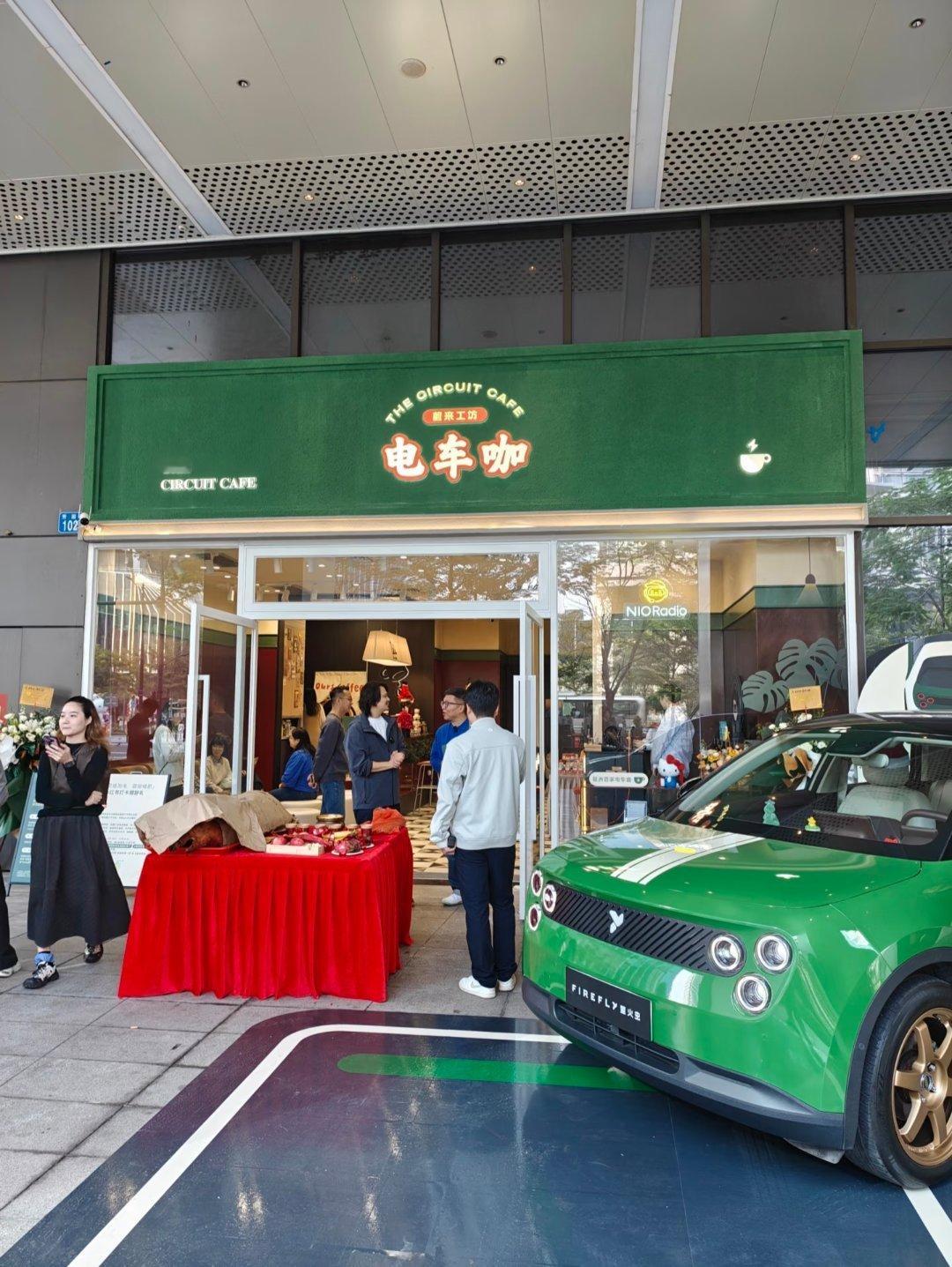 蔚来这个社区+圈层的销售模式可以啊！比如说，你想开个咖啡店，也想卖蔚来车，你可以