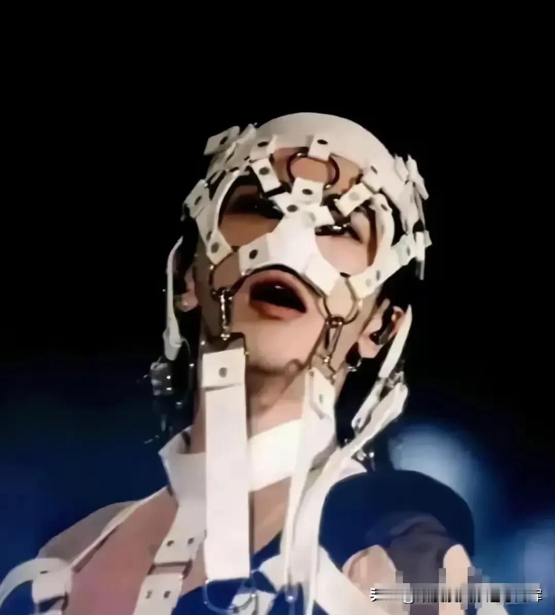 据说这个歌王华晨宇唱歌不错…
近期歌王华晨宇在演唱会上的装扮，让人惊掉了下已…