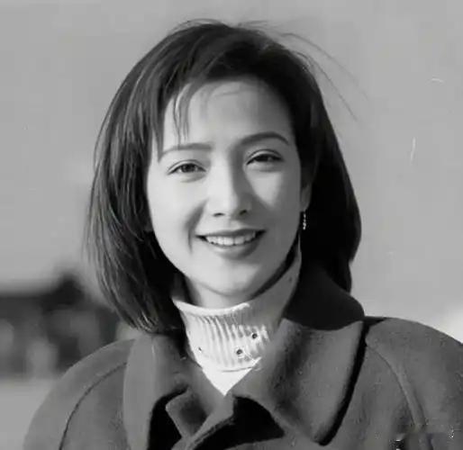 61岁何晴因癌症离世，震惊全网！原来2015年拍《女医明妃传》时，她已确诊脑瘤，