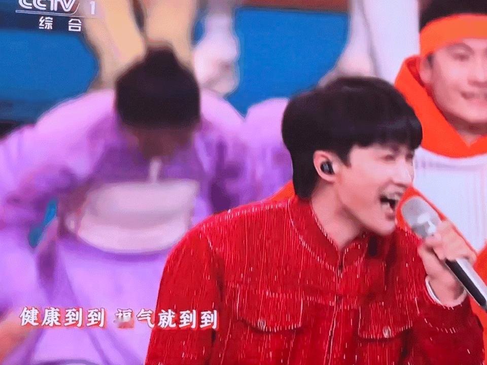 来接新的一年烦恼消[龙卷风] 百病消[舞狮] 健康到[拜年] 福气到[送福] #