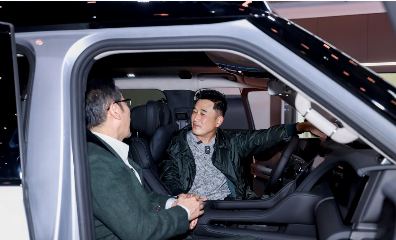 仰望展台太火！高明远当场下单，李丰田看呆了
家人们！北京车展真的太有梗了！仰望展