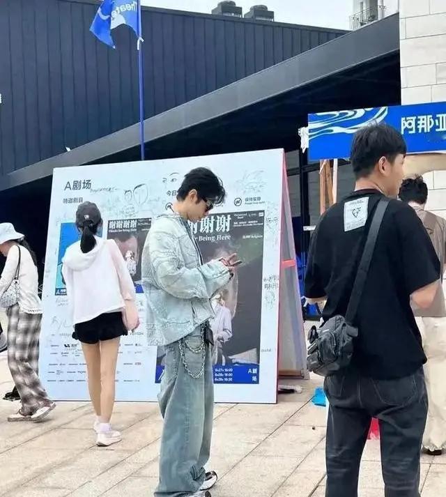 47岁黄晓明阿那亚被偶遇，这裤子也是微拖地40％[笑cry][笑cry]不过这一