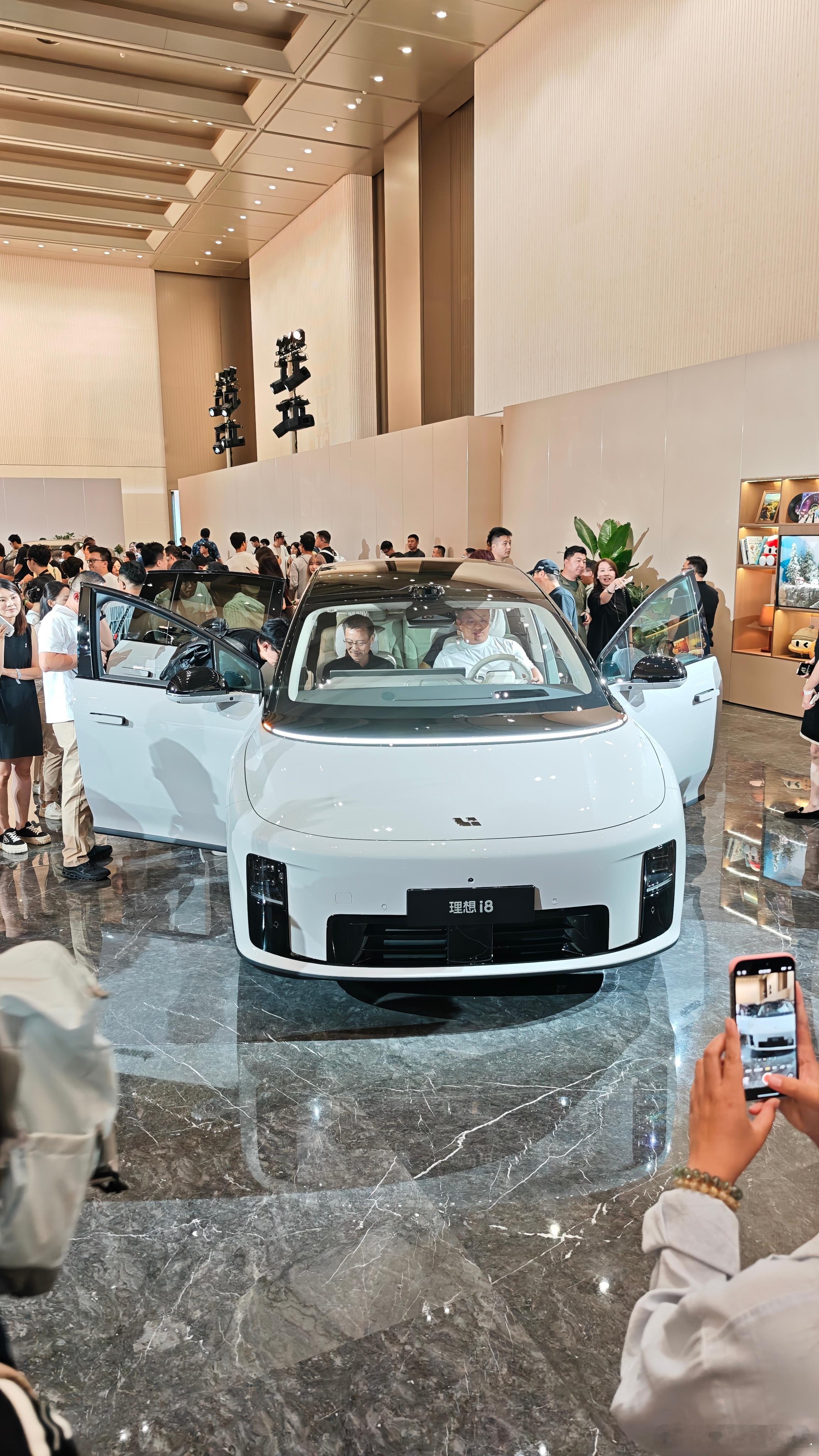 理想i8今晚上市在新国展二期举办该说不说今天天气真给力展馆内部“展会”味儿被抹除