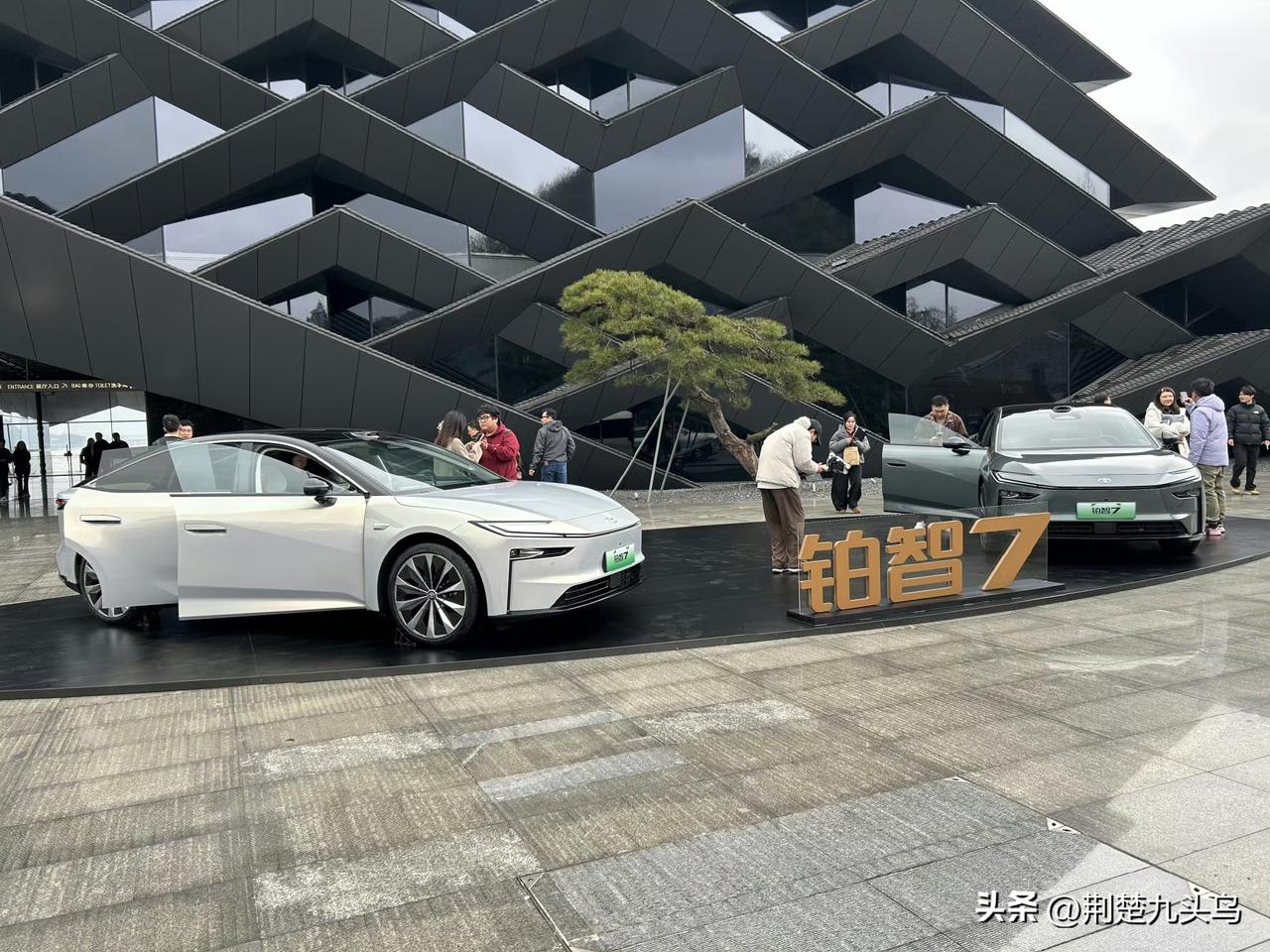 铂智7的动态测评已经陆续展开了。比起数据，现在大家更关心它开起来究竟怎么样。我看