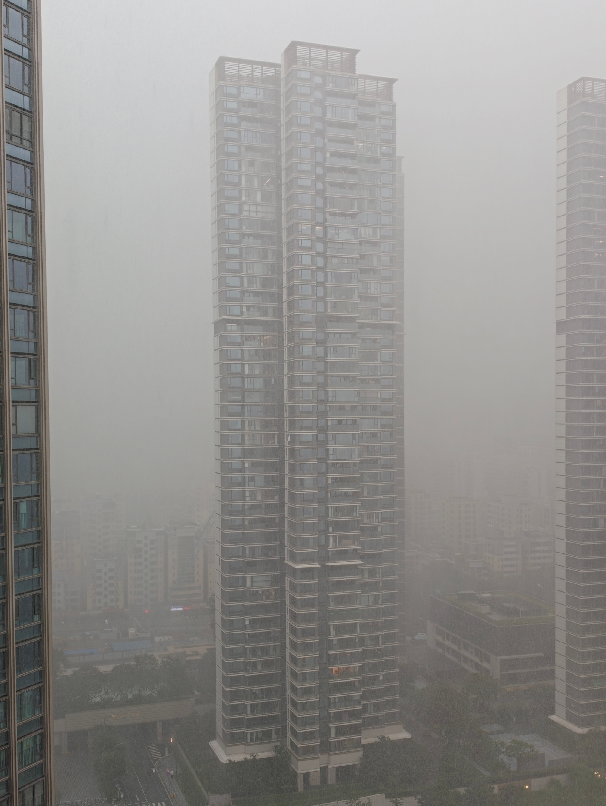 深圳这雨啊，连下多久了，外面都看不清了。 深圳