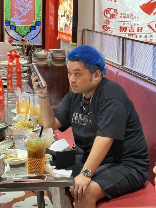 北京三里屯偶遇明星了！！！有人知道是谁吗！！