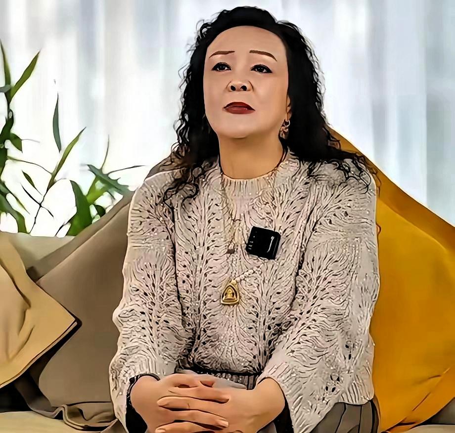 张兰的二次创业和儿子的切割
儿子叫她张总，听着真冷。不叫妈了，也不给股。大家想，