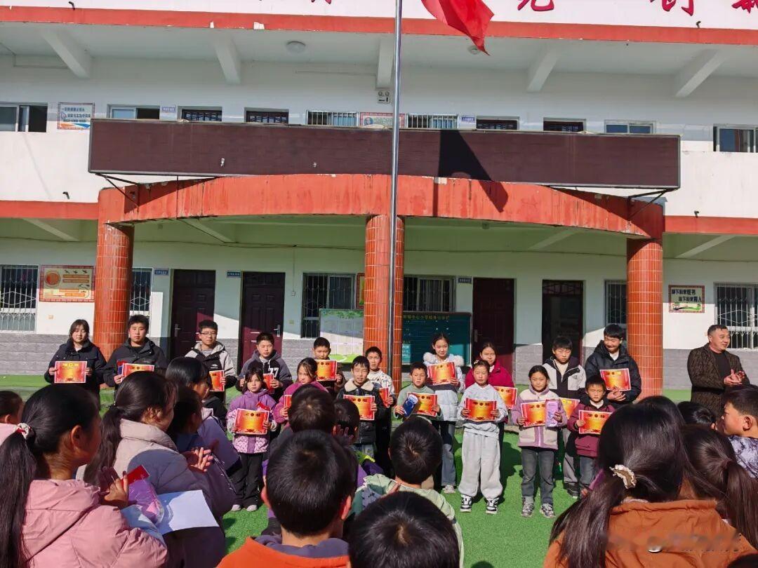 近日，宁强县禅家岩镇九年制学校召开半期表彰大会。会上，学校对半期以来在学业上表现