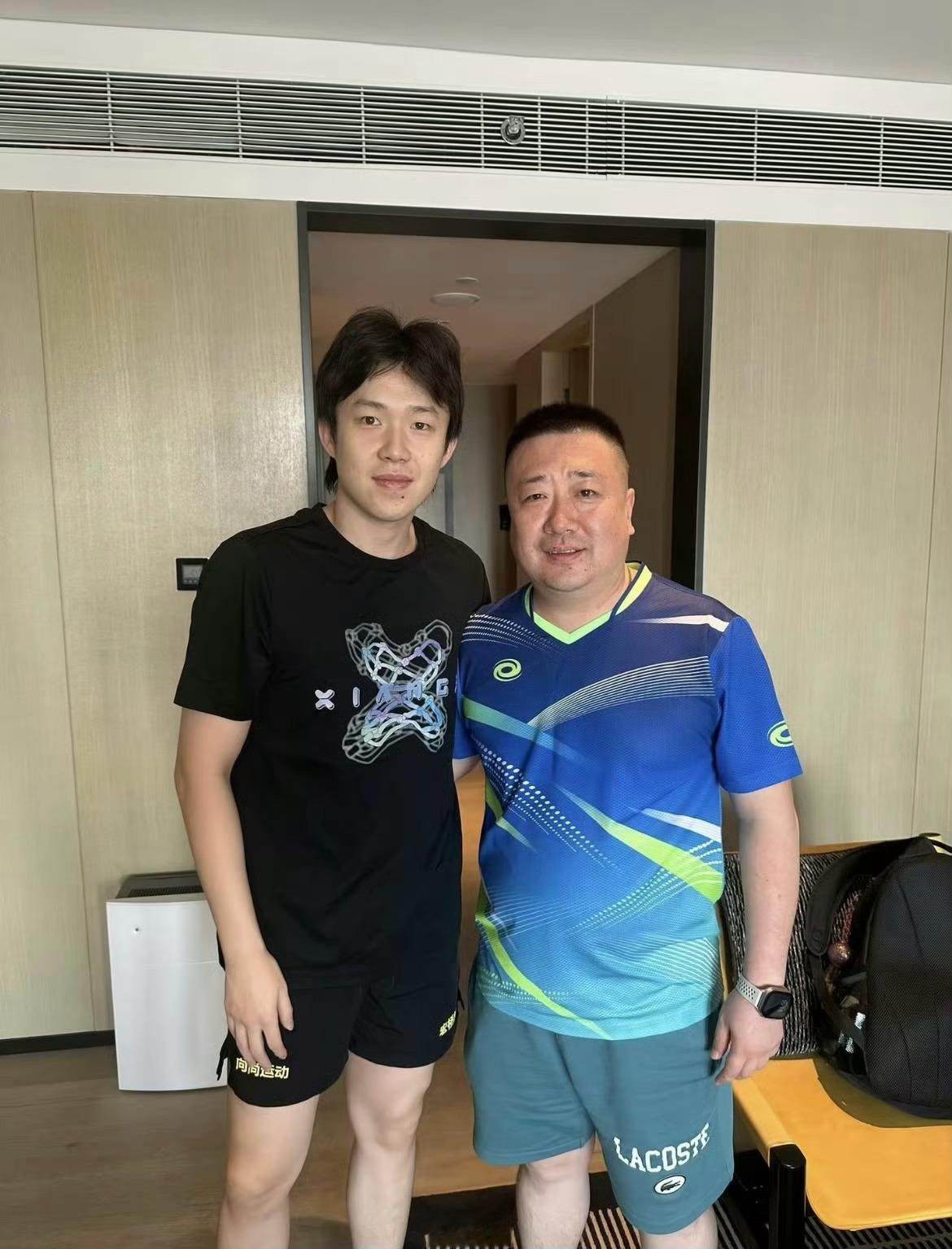 王楚钦从小男孩到王队时间过得真快曾经的可爱小男孩已变成了能独当一面的王队未来继续