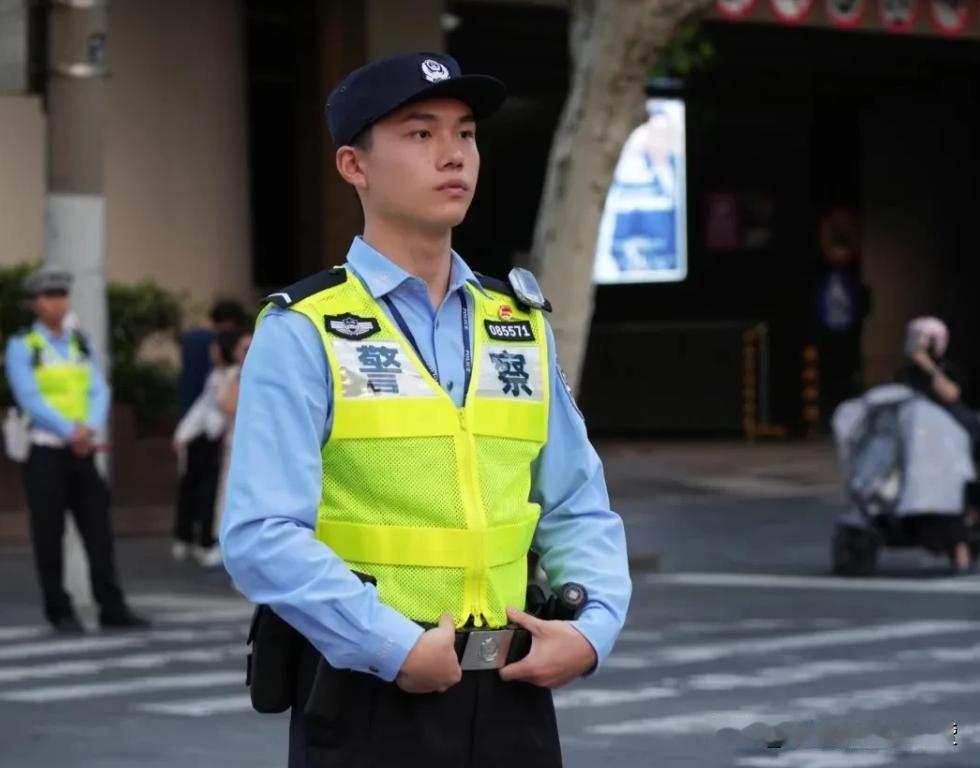 听说上海外滩的“一拐警察”火了，有人夸赞颜值高，也有人说他们太年轻，真能行吗？