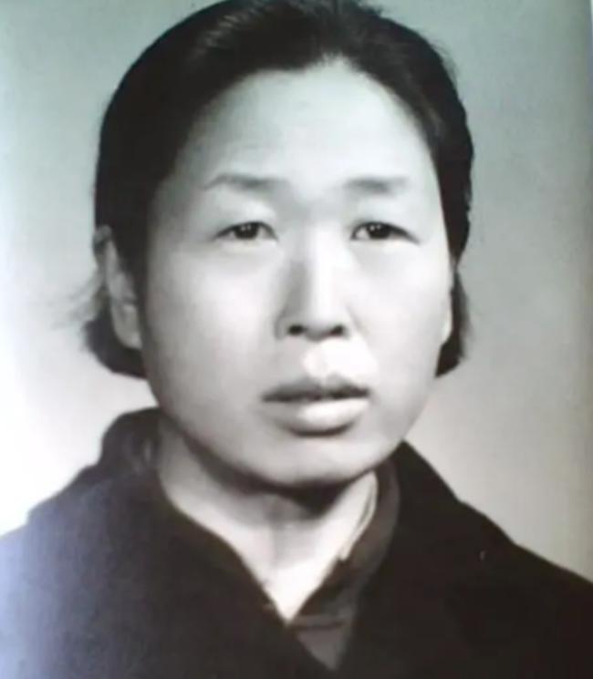 她曾担任原中组部副部长，阻碍平反工作，1977年中央免去职务，被调回：北京二七机