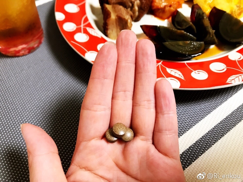 【搬运】2018年06月22日我家餐桌晚餐一点点米饭➕煎了两个蛋➕剥了一个皮蛋➕
