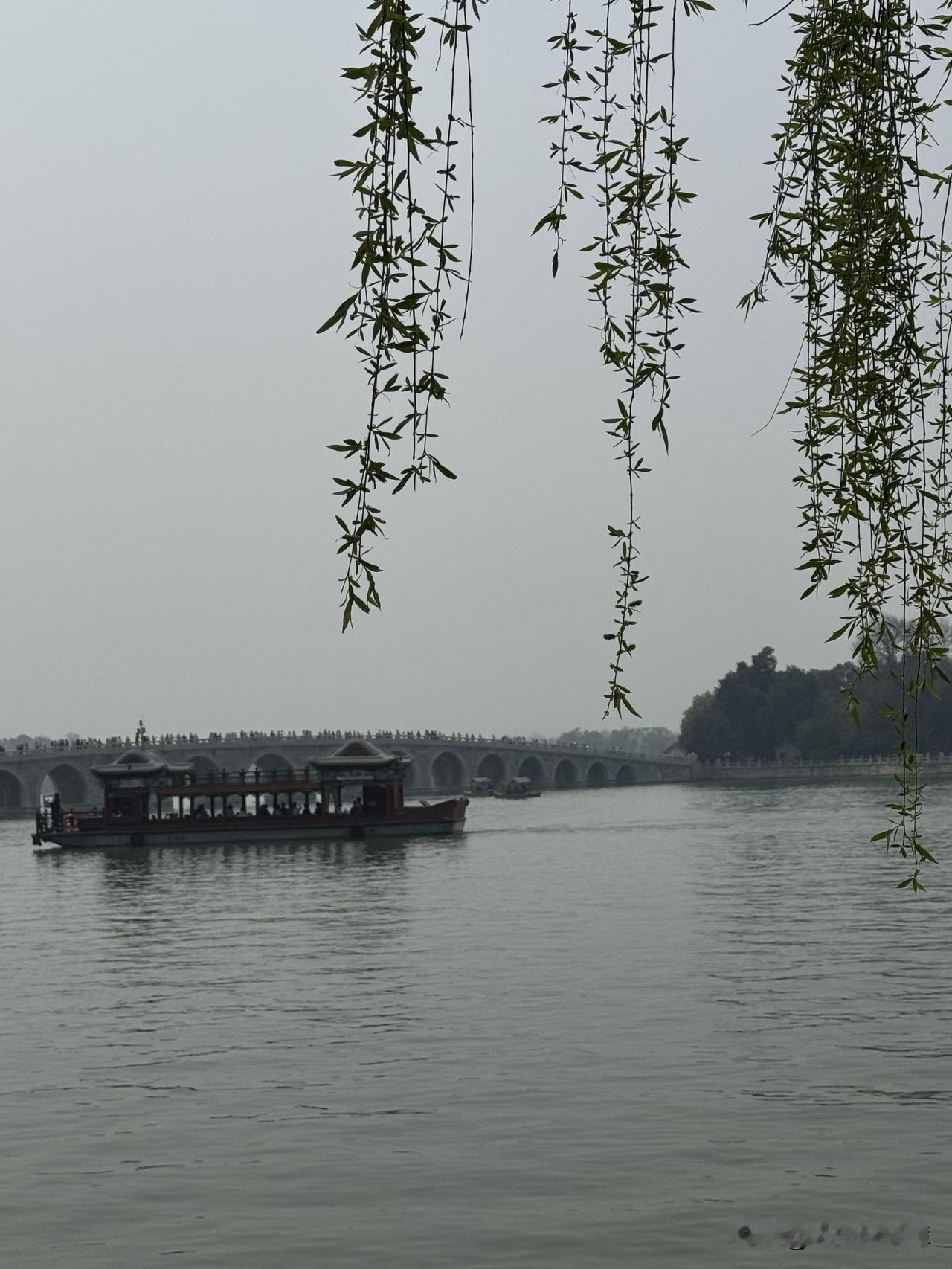 好吃的清水煮肉。
我有一个爱吃、讲究吃的朋友。
上班的时候我们常在一起外出吃饭，