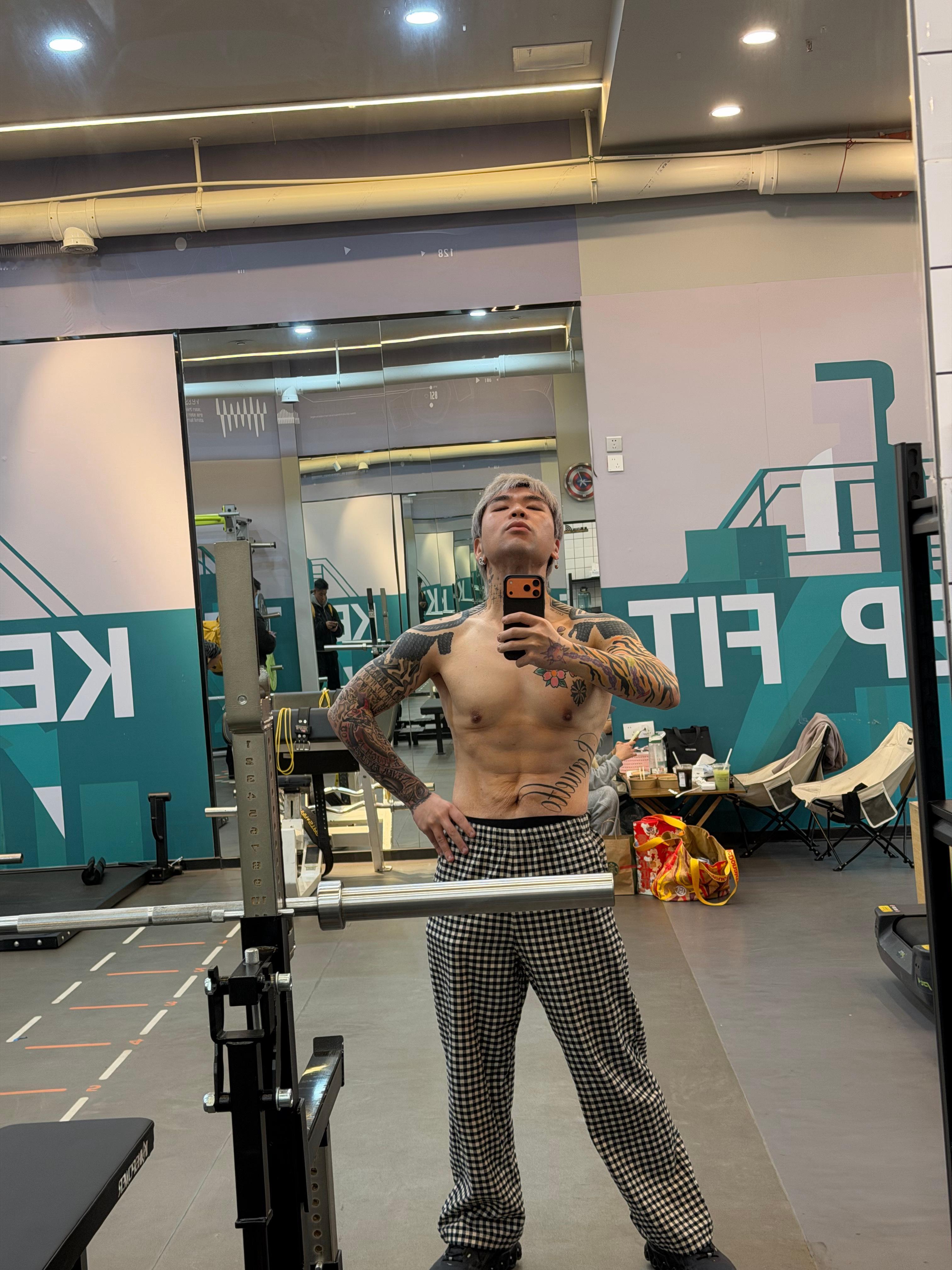 KnowKnow又来秀肌肉了！腹肌明显！Knowknow