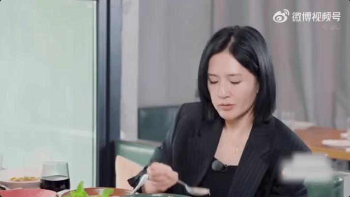 李小冉把何炅微信删了，这场景也太真实了，谁还没误删过好友呀 ​​​
