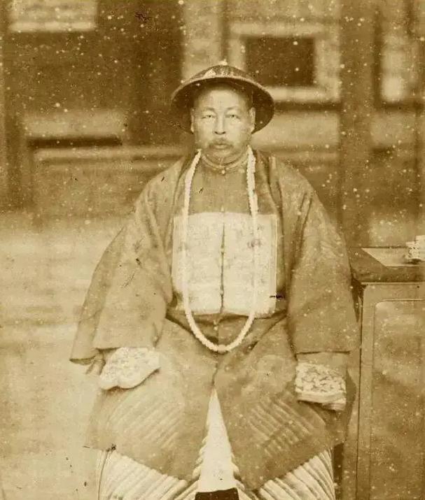 晚清风雨飘摇，西域国土一度沦陷十余年。阿古柏割据南疆，横征暴敛、残害生灵，让千里
