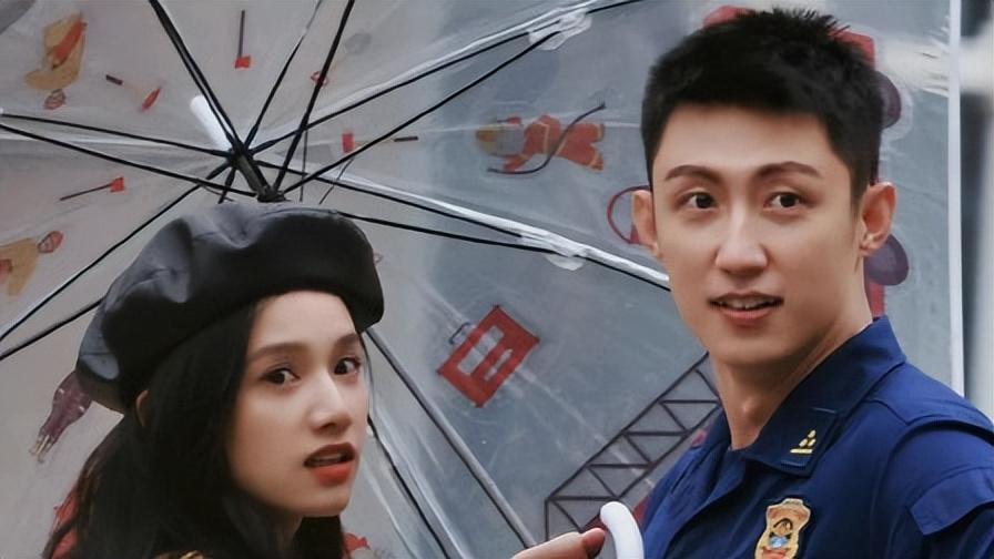 《他从火光中走来》番外完结篇：在沙发上，他把手伸进了大腿根处
《他从火光中走来》