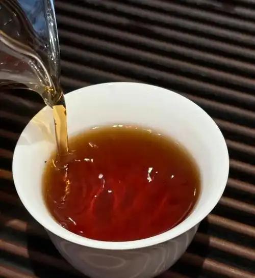 我们总以为关系是靠“感情”维系的，其实成年人的关系，底层逻辑往往是“价值”。你在
