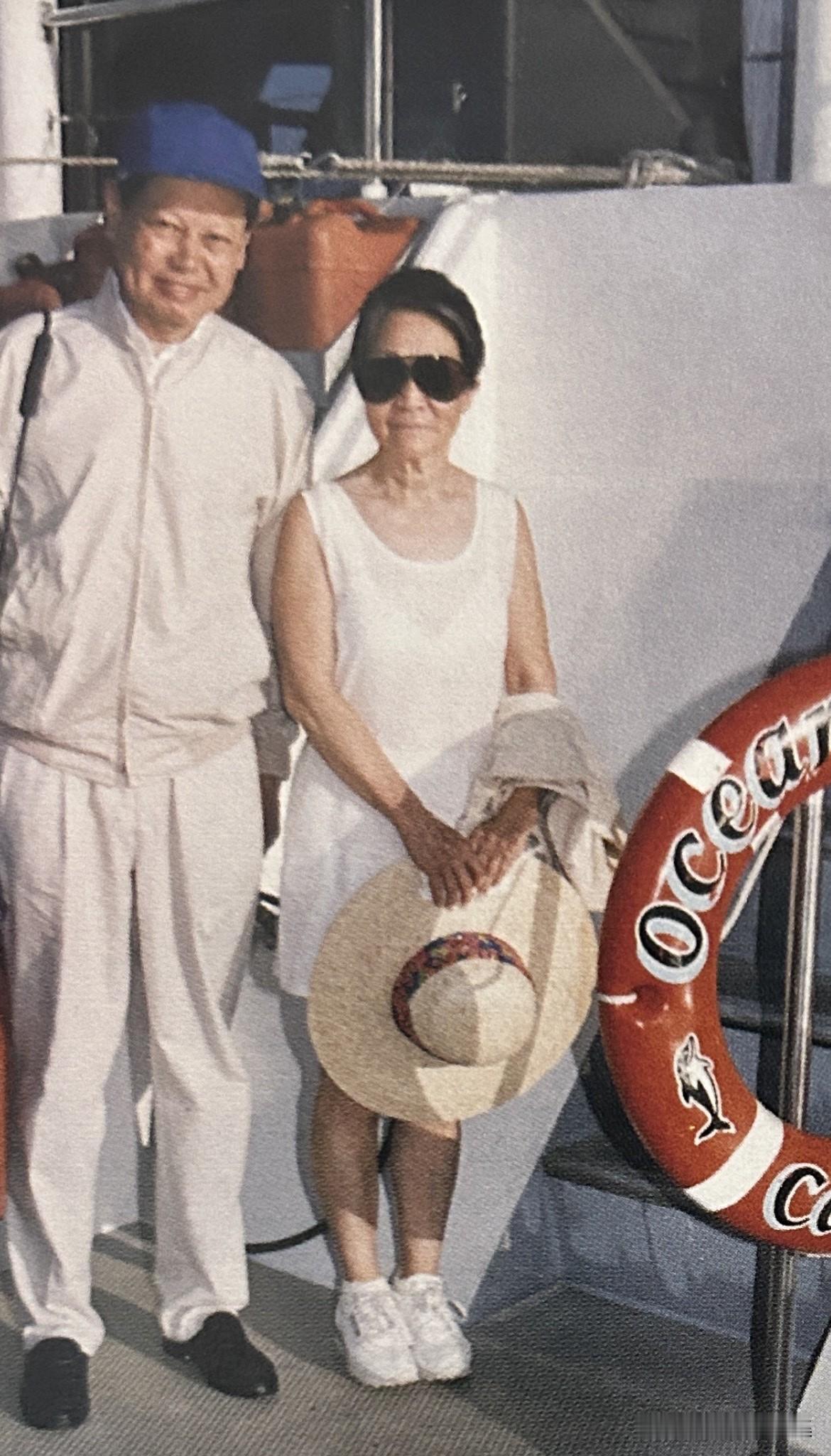 1992年，杨振宁70岁，杜致礼64岁。此时，杨振宁已从纽约州立大学石溪分校的理