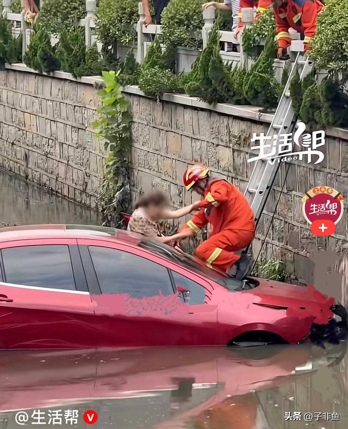 近日，山东临沂一名女子准备启动车子开车上路，一开始车子先往后退了一下，随后准备往