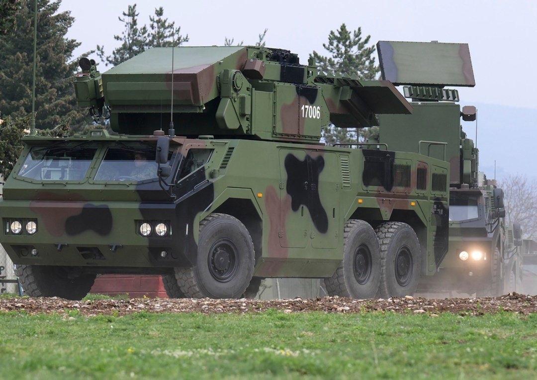 塞尔维亚武装部队第250防空导弹旅的成员们正在其部署区域进行密集训练，以掌握中国