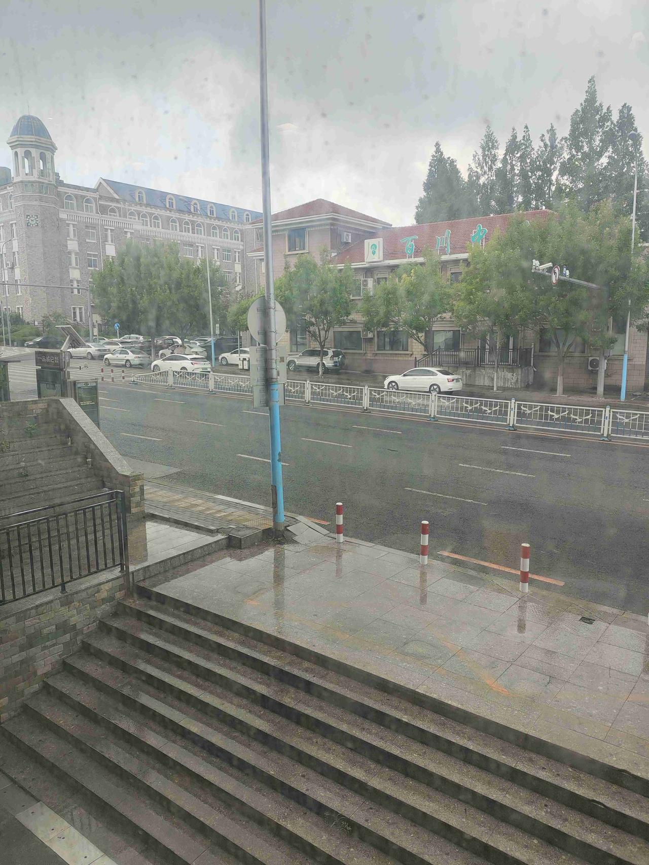 我的今日状态：🥲强颜欢笑
我这里的天气：🌧下雨
 大雨中的麦当劳：消失的厕所