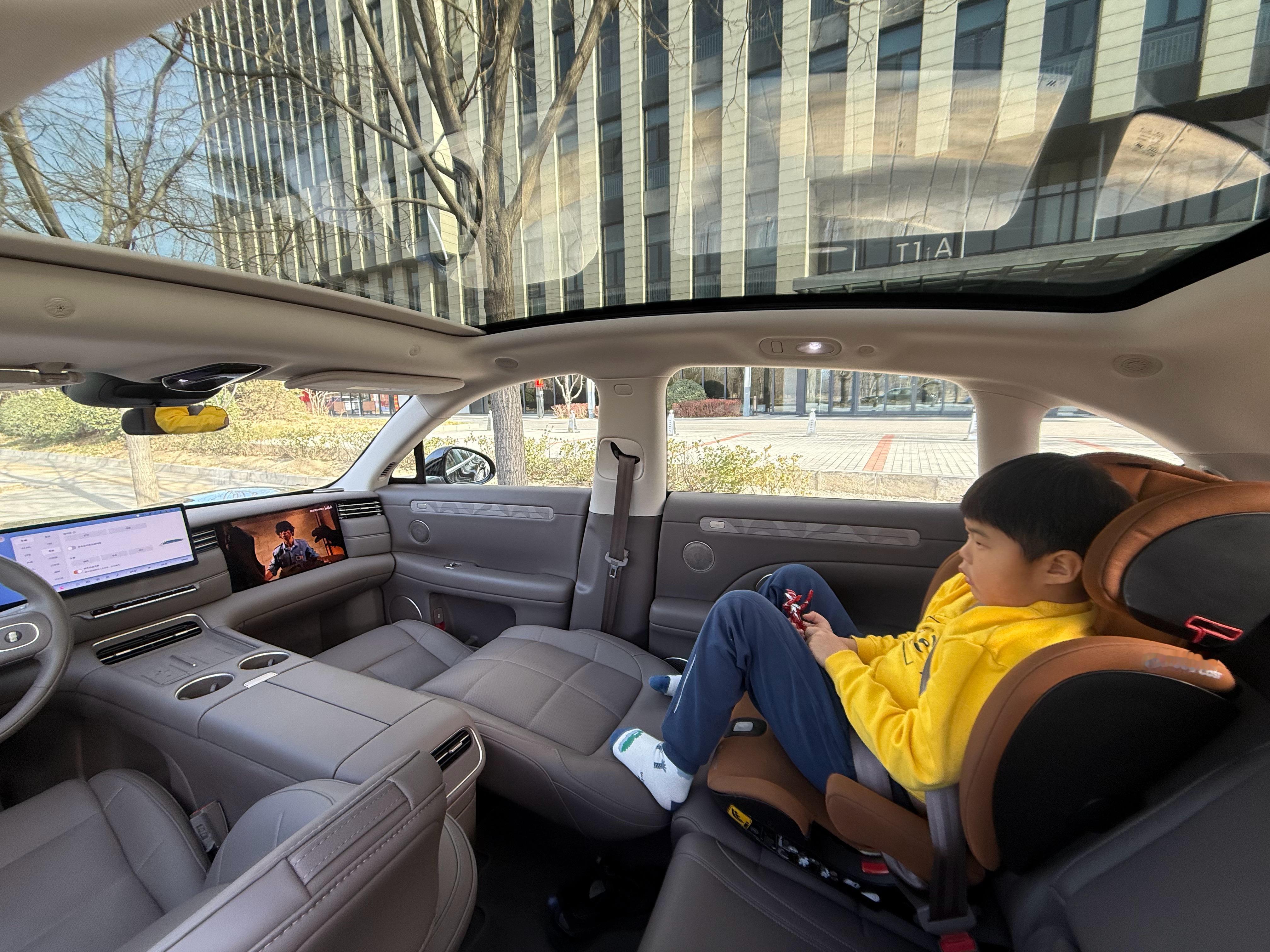 周末带娃放电，让他感受一下什么叫父爱如爬山！顺便感受一下智己 ls6 大电池增程