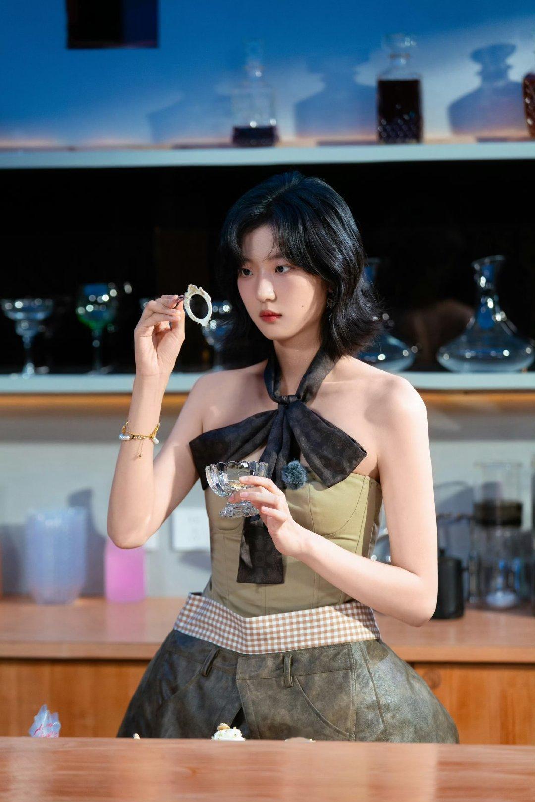 张凌赫孙千身高好搭懂事的导演已经给张凌赫孙千递本子了 孙千长腿搭配张凌赫挺拔身形