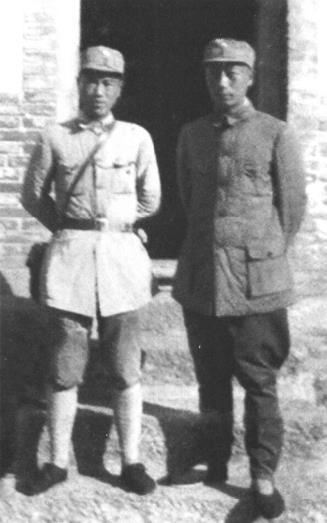 1940年3月，邓华(左)即将赴晋察冀五分区任司令员时与晋察冀军区司令员聂荣臻(