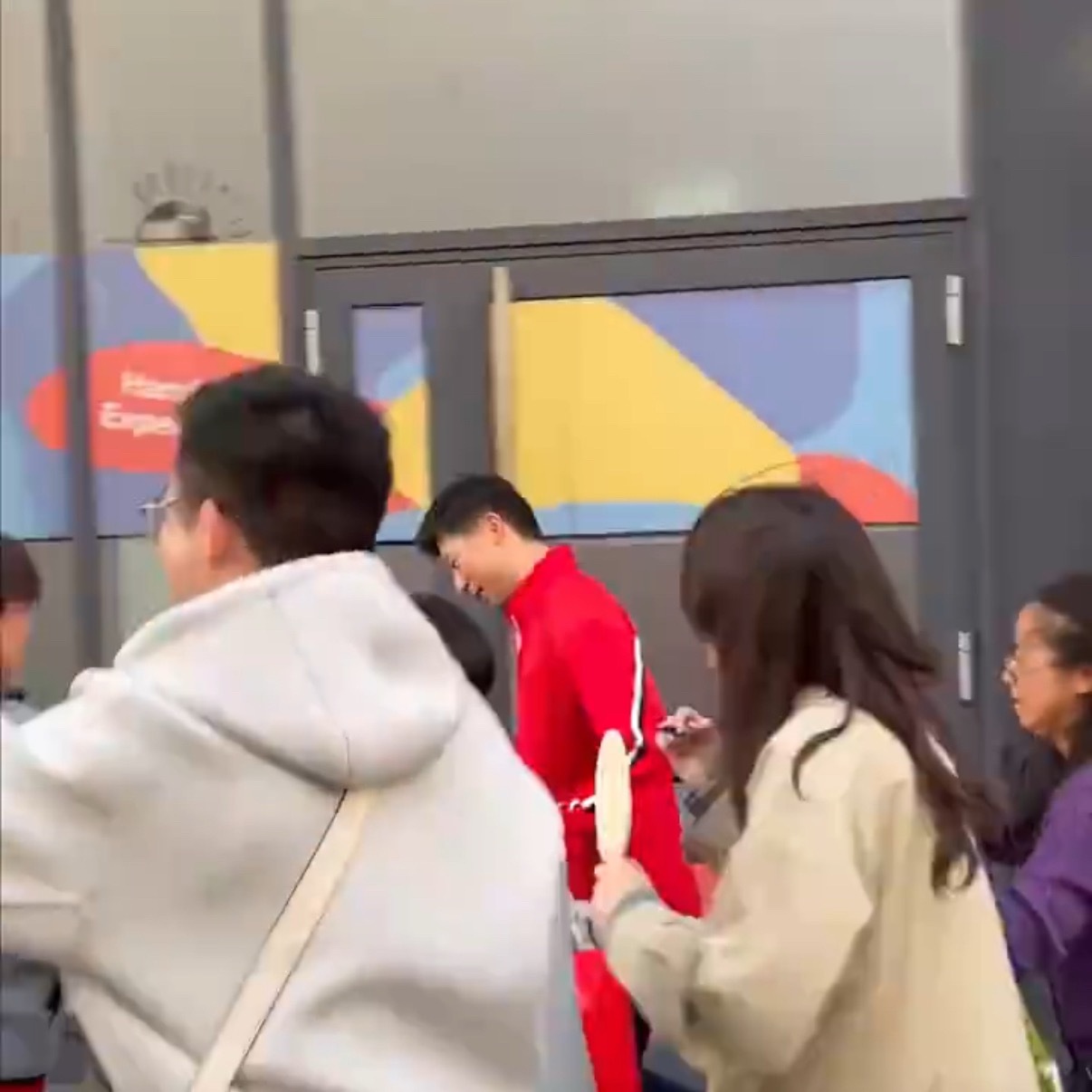 最牛逼的是马龙即使被围堵成这样依然全程保持甜美微笑，跑起来的时候都无奈了但还是萌