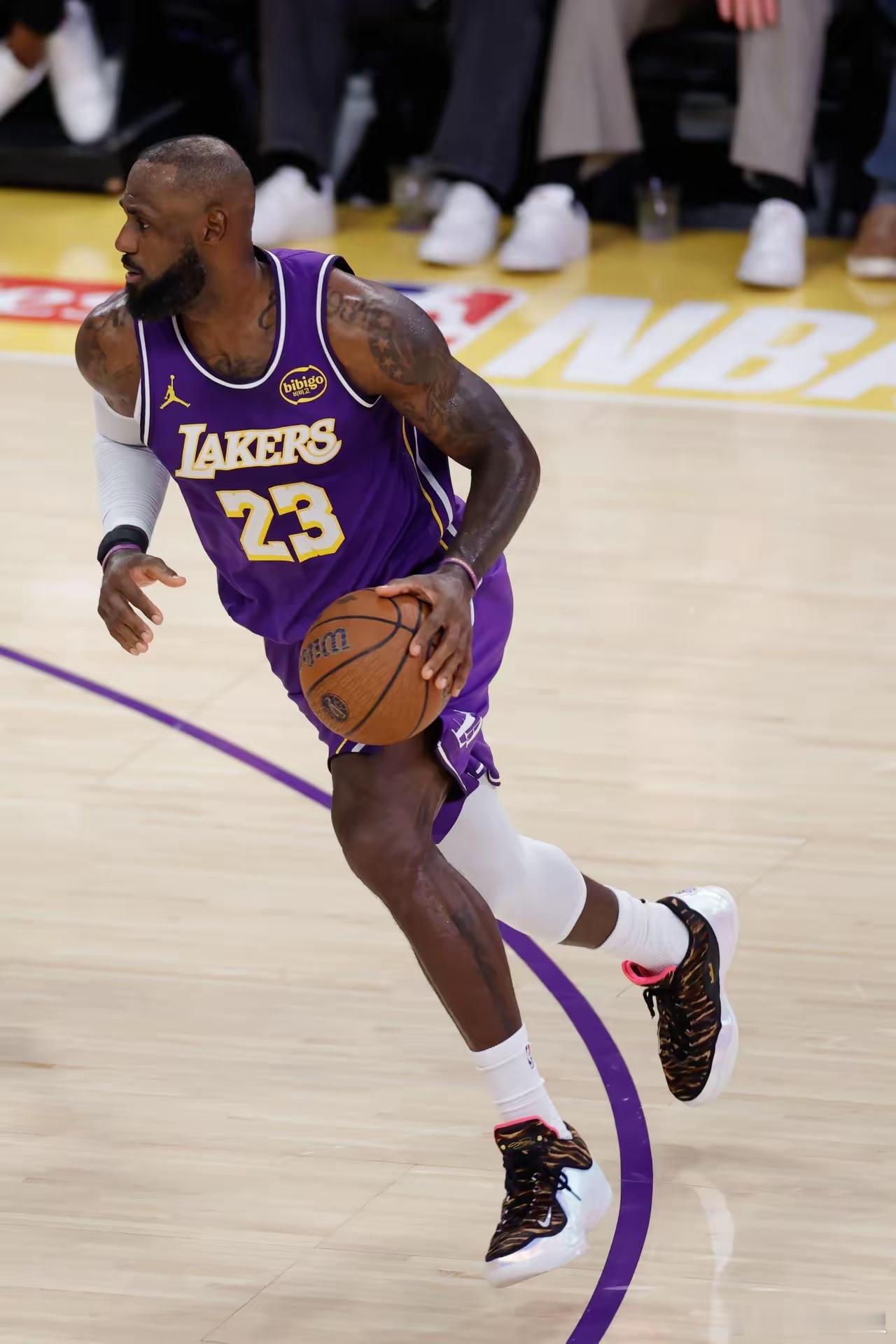 交易詹姆斯，离开湖人？詹姆斯离开湖人，湖人会啥也不是，说里弗斯强，里弗斯有当年的