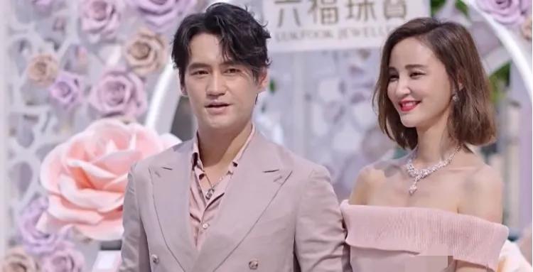 在一个特殊的日子里，袁弘送给张歆艺一份非常特别的礼物——玫瑰花。这对夫妻真的很幸
