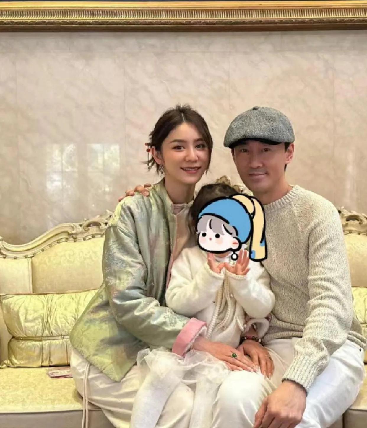 林峰和老婆一家人合影，依旧是男神。
#娱乐圈中全家福# 
#明星家庭的合影# 

