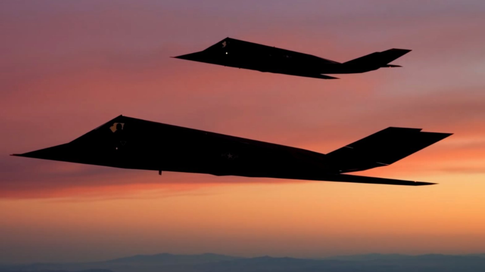 飞扬军事 世人皆知F-117隐形战斗轰炸机是称霸巴格达上空的“空中幽灵”，却鲜少