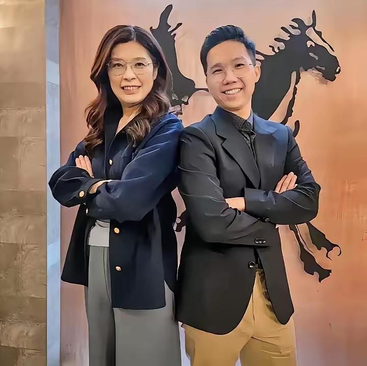 郑丽文收拾行李准备赴美，临行前轻飘飘扔下一句：“不想在大陆和美国之间二选一”。