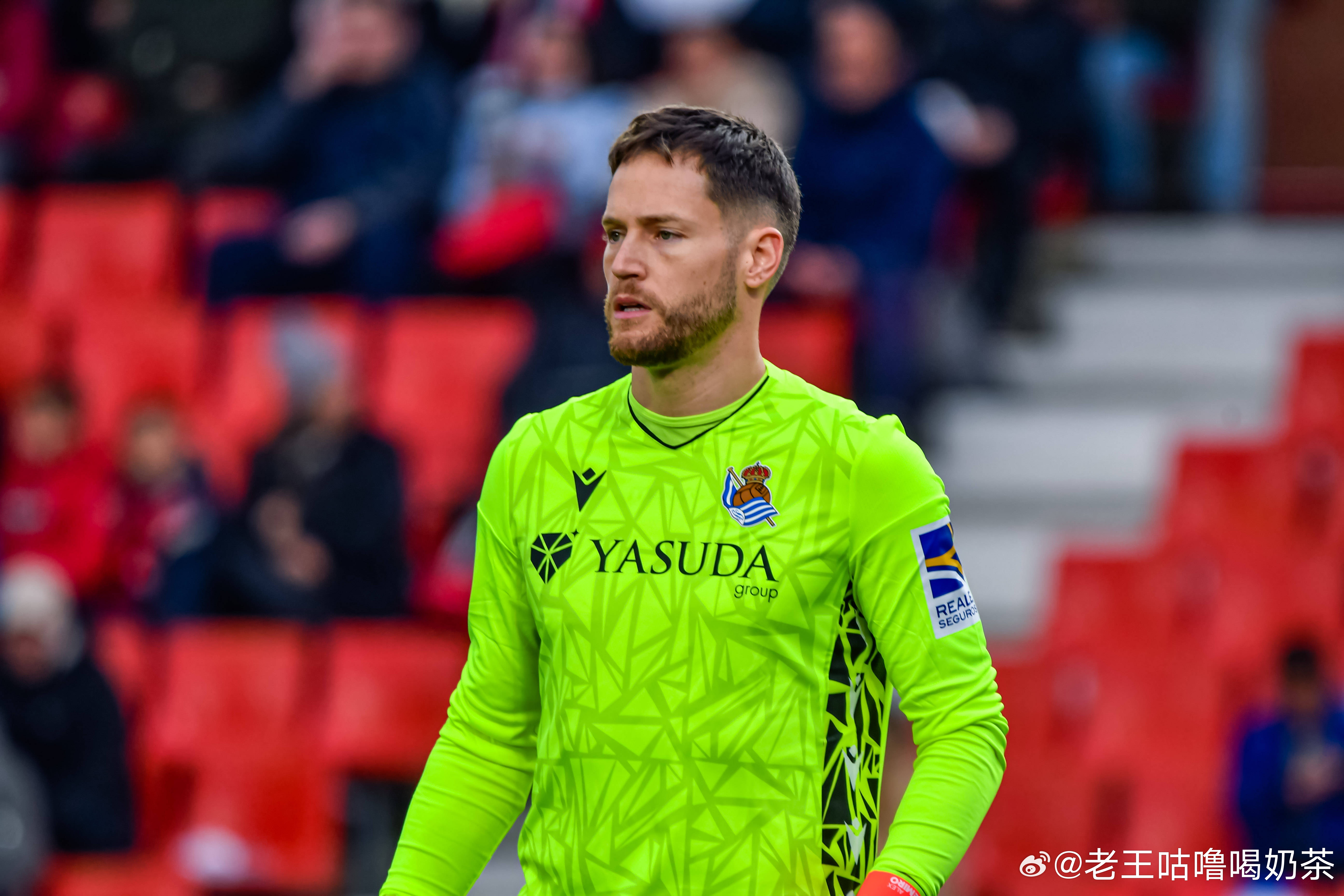 3月22日《每日体育报》报道，巴萨总监德科与皇家社会门将雷米罗的经纪人会面，谈转