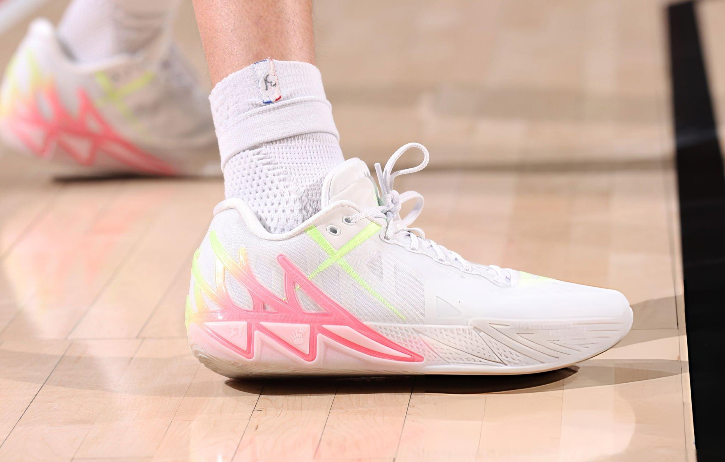 Klay Thompson 今日上脚 ANTA KT 11 全新配色“粉绿盛宴”