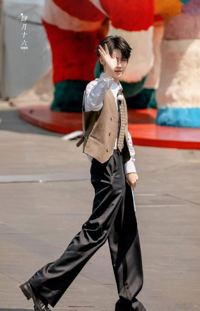 张真源这把左右为团内娱人缘天花板非张真源莫属！上了奔跑吧收获一众前辈偏爱，回到自