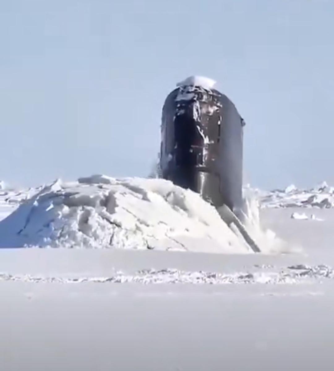 美军一艘潜艇，突然拱破北极厚厚的冰层冒出来，场面相当震撼。它无声地问PJ，怕不怕