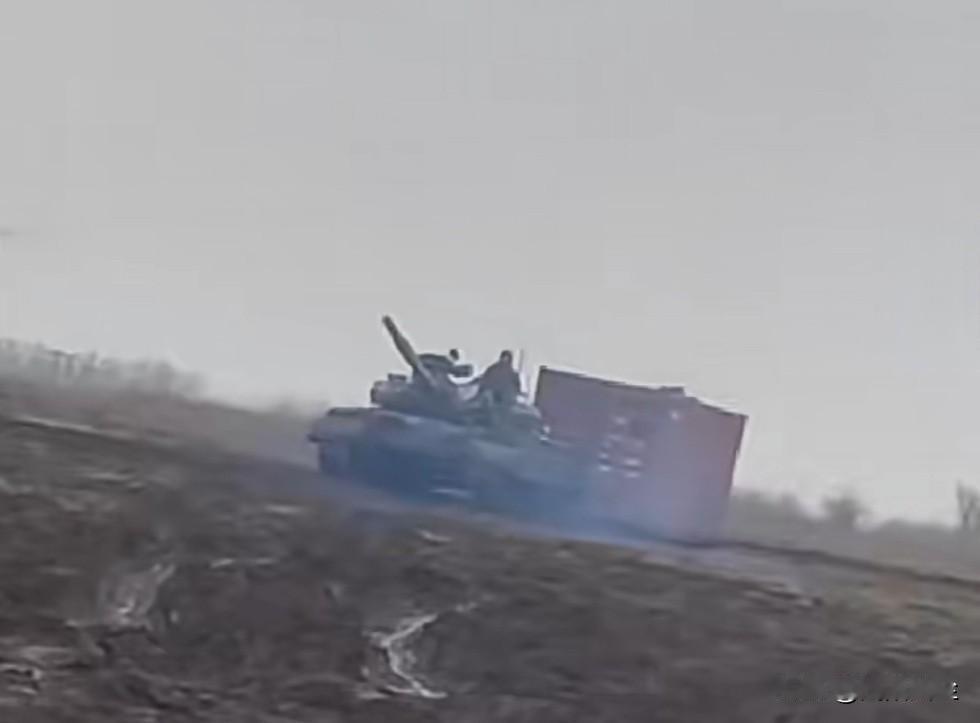 俄军展现硬核坦克式集装箱货运，任何方向，价格低廉！就是没留下联系电话！