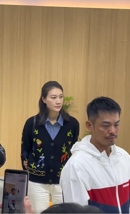 谢杏芳陪林丹出席活动，夫妻俩一前一后站立零交流！谢杏芳始终都没看林丹一眼，全程保