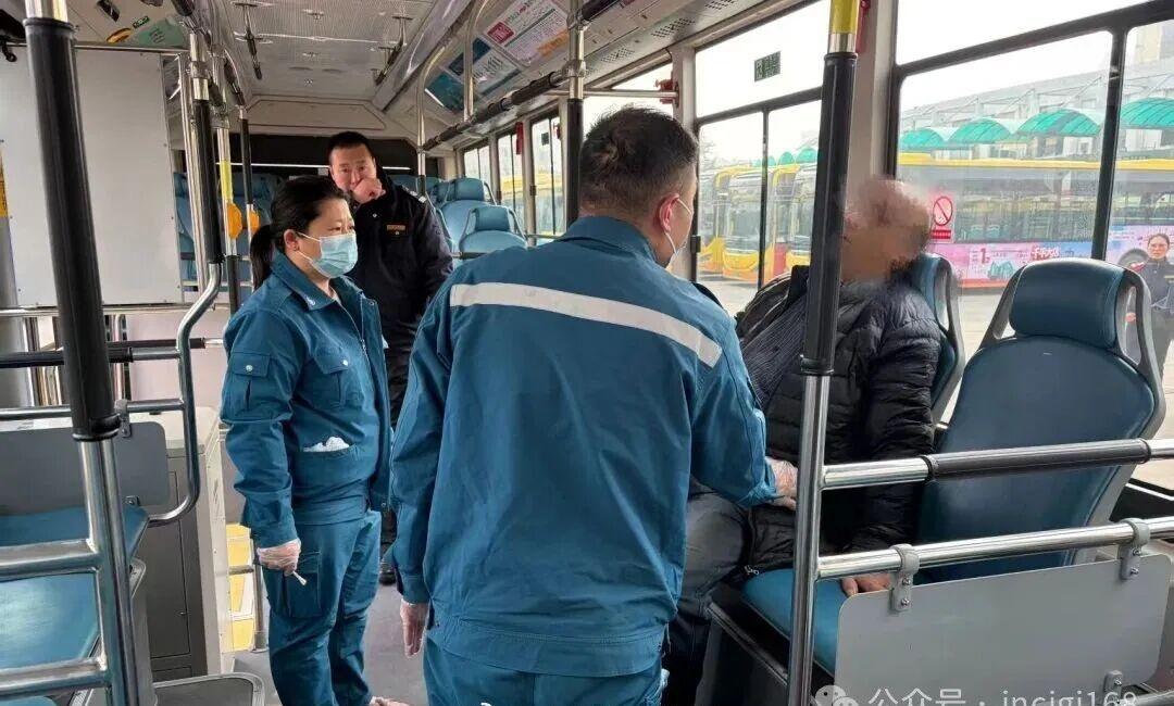 济宁城际公交紧急救援 确保旅客生命安全

近日，济宁城际公交总部上演紧急救援暖心