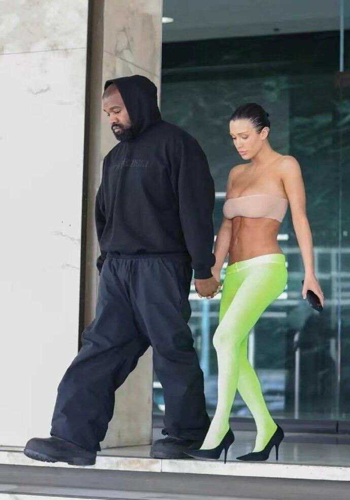 原来丝袜是这样穿的呀侃爷和妻子比安卡 时尚街拍 