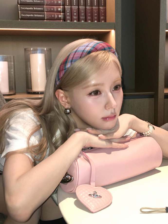 投稿【赵美延】请问这是在拍金发尤物吗？ 