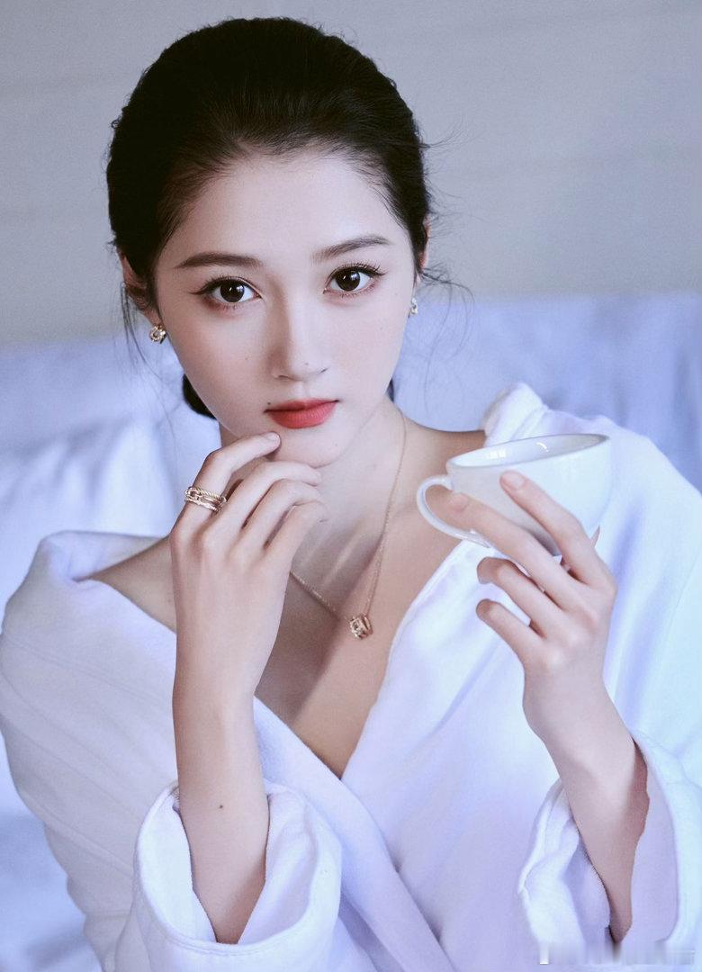 关晓彤现在好瘦啊 关晓彤最近瘦得也太明显了，自律的女演员状态就是好，这腿是真实存